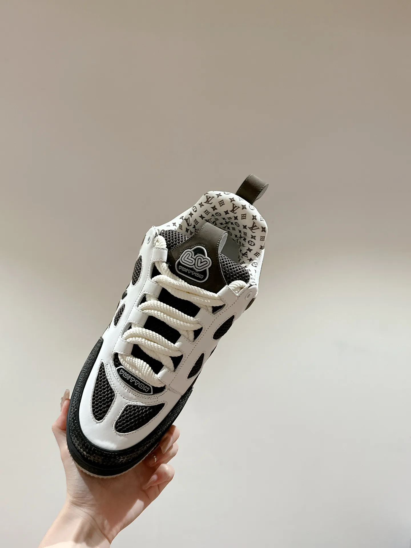 👟👟Ex-factory price 800👟👟 Louis Vuiton·Louis Vuitton🍀 🍀 LV Skate series bread shoes-skateboard shoes-basketball shoes-casual sports shoes top version🔝original purchase, development and production👍🏻[Fireworks] LV Skate has continued The View professional skateboard shoes since 2020. This style continues the fat version of the 90s. Designers added playful touches such as an open mesh tongue and exaggerated laces that pay homage to Axion, es and DC. Unlike your typical skate shoe, this LVSK8 sneaker is made from nubuck leather with TPU trim and Monogram texture. Finally, there are the logos on the heel and tongue as well as the floral pattern on the side. ☑️ Fabric: Original customized first-layer cowhide + breathable mesh ☑️ Lining: Original imported breathable mesh ☑️ Size: Female 35-40 Male 39-44 (Female 40, Male 45.46 customized, non-refundable)